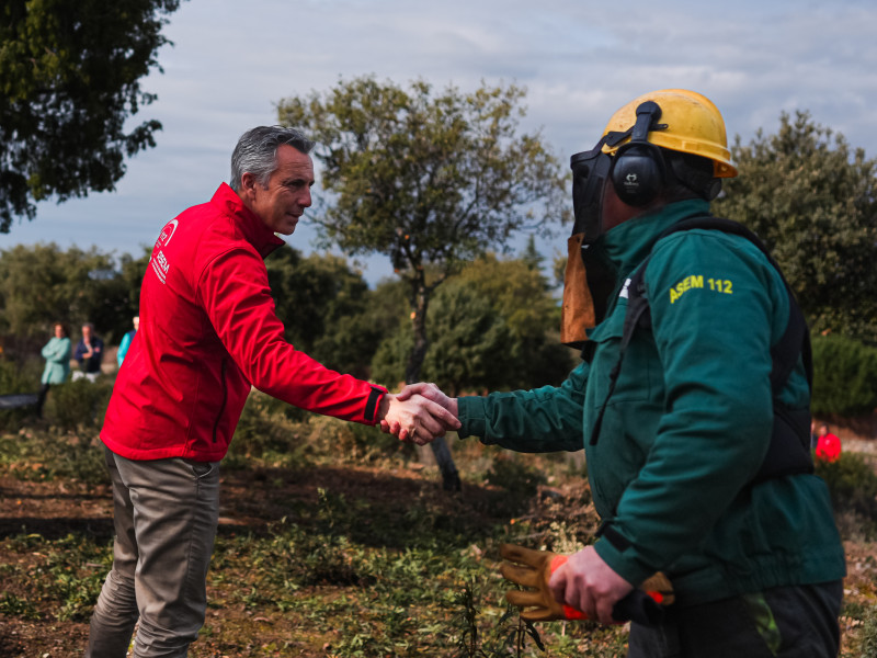 Carlos Novillo ha visitado a los trabajadores de uno de los 25 retenes forestales de la región