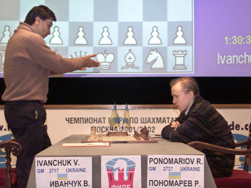 Vasili Ivanchuk gesticula antes de comenzar la sexta partida de la final, frente a Marius Ponomariov.