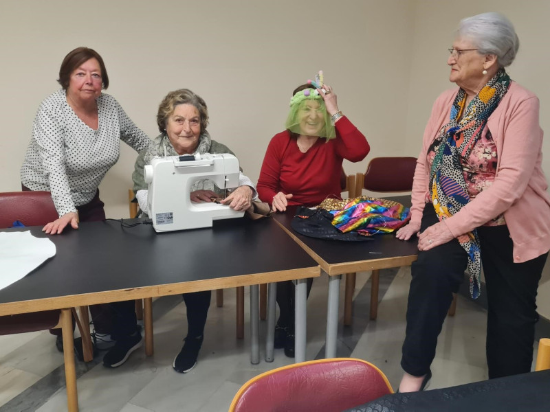 Casilda, Carmen, Hortensia y Mari Cruz preparando sus disfraces