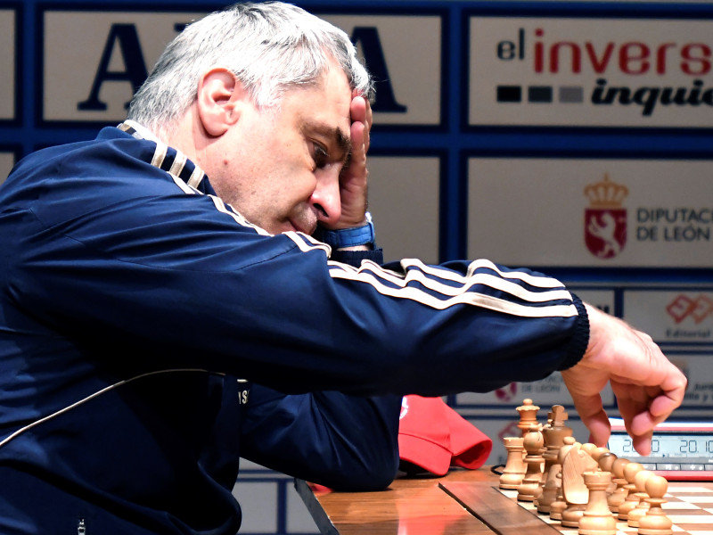 Vassily Ivanchuk, durante un campeonato de ajedrez en León, al que asistió con una sudadera del Chelsea FC.