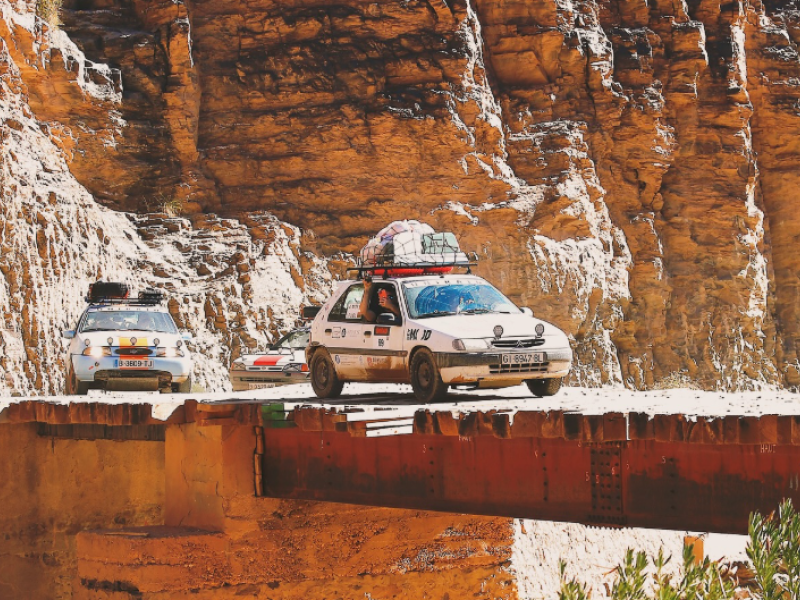 Voluntarios de UniRaid cruzando un puente en Marruecos