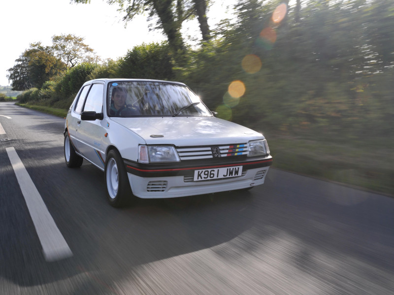 Un Peugeot 205 de 1992 en la carretera