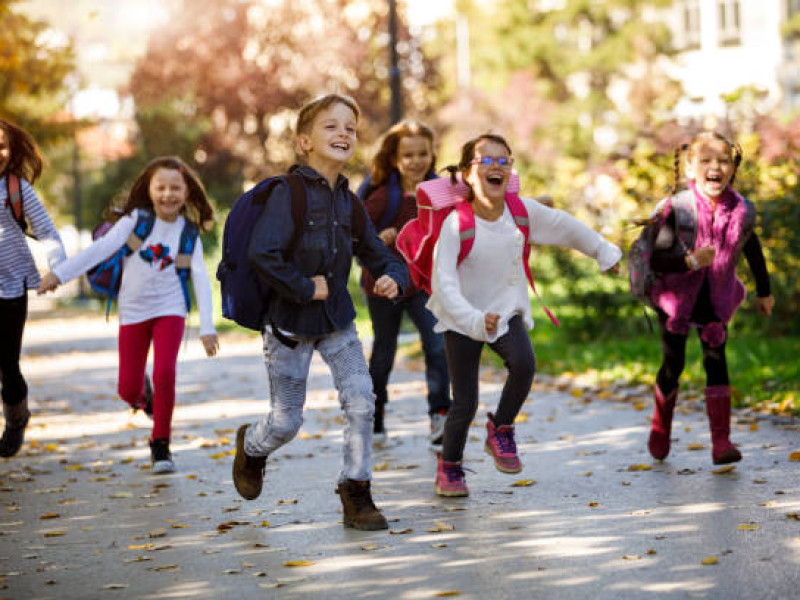 Niños de primaria corriendo