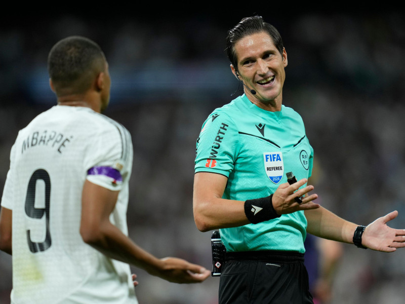 Kylian Mbappé del Real Madrid CF y el árbitro José Luis Munuera Montero durante el partido de La Liga EA Sports entre el Real Madrid y el RCD Espanyol disputado en el Estadio Santiago Bernabéu el 21 de septiembre de 2024 en Madrid, España