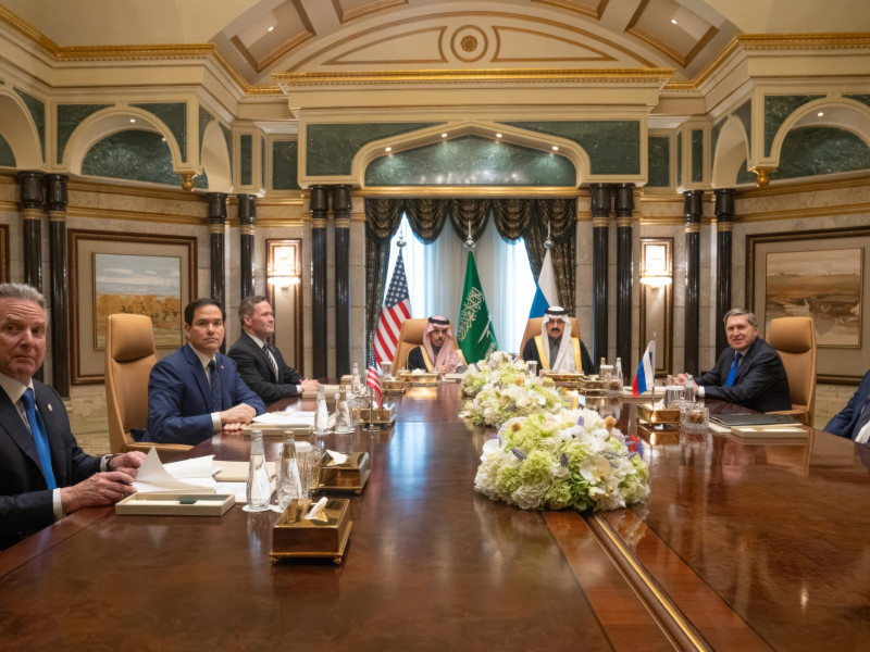 Reunión en Riyadh entre Rusia y Estados Unidos para empezar a negociar la paz en Ucrania.