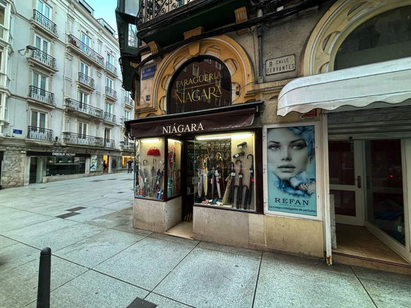 Exterior de la paragüería Niágara, en la Calle Cervantes de Santander