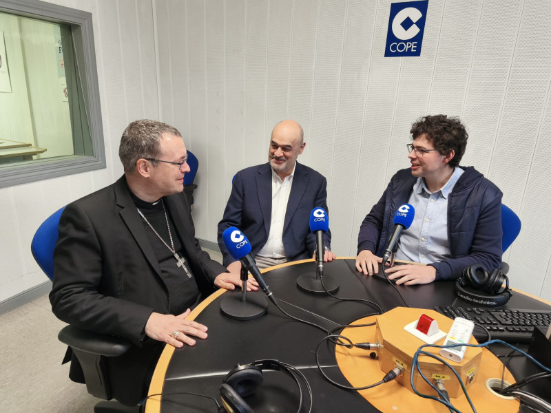 El Obispo de Segovia, D. Jesús Vidal, junto con el director de COPE Castilla y León, Javier Tutor