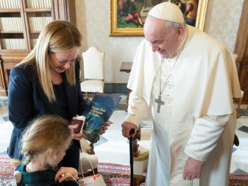 El Papa Francisco junto a Giorgia Meloni