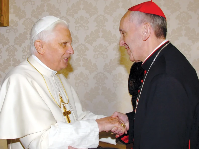 Benedicto XVI con Jorge Mario Bergoglio en febrero de 2007