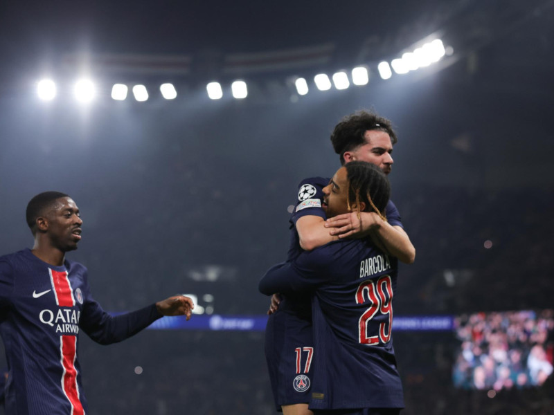 Paris (France), 19/02/2025.- Bradley Barcola (R) of PSG celebrates with teammates Ousmane Dembele (L) and Vitinha (2-R) after scoring the 1-0 lead during the UEFA Champions League knockout phase play-offs 2nd leg soccer match between Paris Saint-Germain and Stade Brest, in Paris, France, 19 February 2025. (Liga de Campeones, Francia) EFE/EPA/TERESA SUAREZ