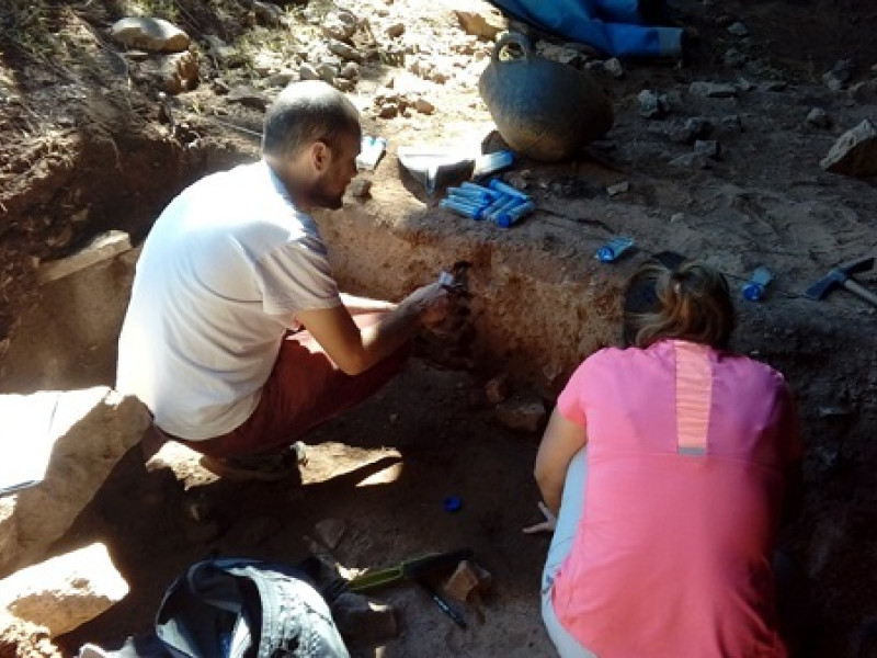 Muestreo para el análisis de tierras raras en la Cueva de la Cocina (Dos Aguas, Valencia)