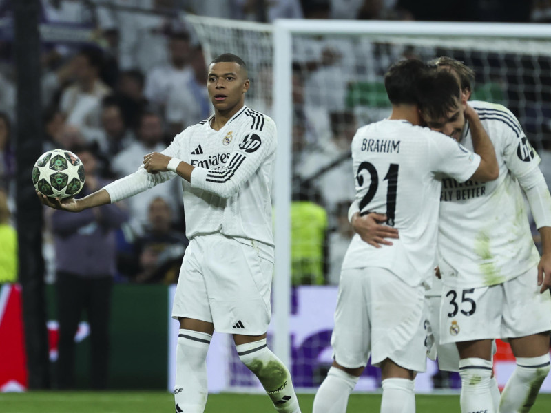 Kylian Mbappé se lleva el balón del partido y Asencio y Brahim celebran la victoria.