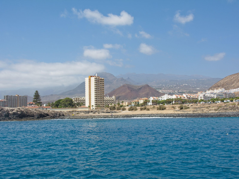 Costa sur de Tenerife desde el mar con hotel