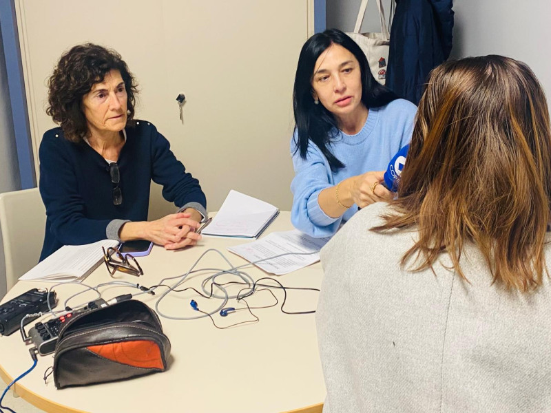 Pilar Cisneros con Eva, víctima de violencia machista, y Elena Cortés, jefa de la unidad responsable del programa de atención integral a la mujer en la 'Casa de la mujer' de Zaragoza