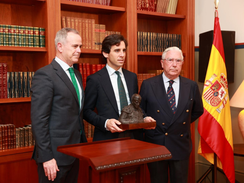 Juan Ortega junto al Teniente General Carlos Melero y Claudio y a Enrique de la Cova