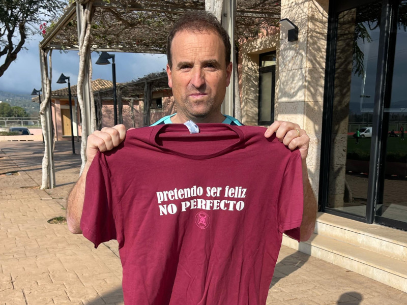 Jagoba Arrasate posa con las camisetas de Pedro Martín