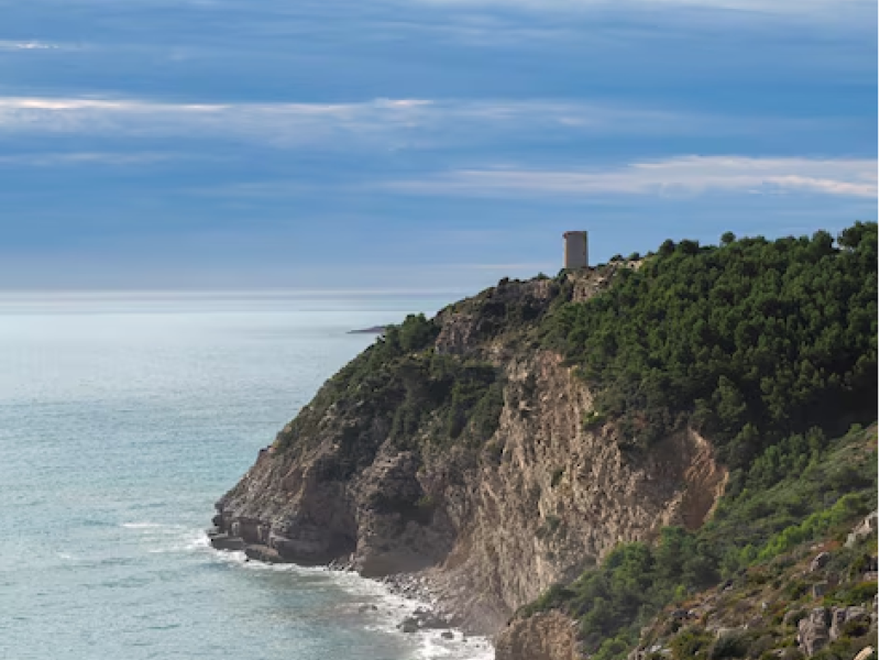 Acantilado del que brota el agua subterránea bajo Torre Badum