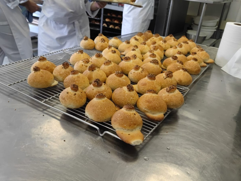 La clase de panadería abastece a un comedor escolar cercano