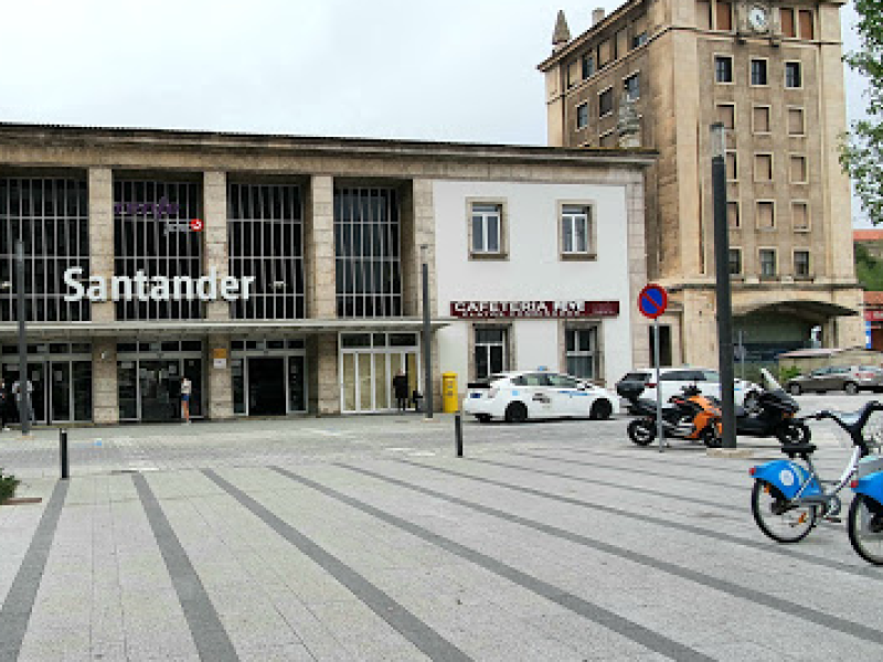 Exterior de la estación de FEVE, con la cafetería a la derecha de la puerta de entrada