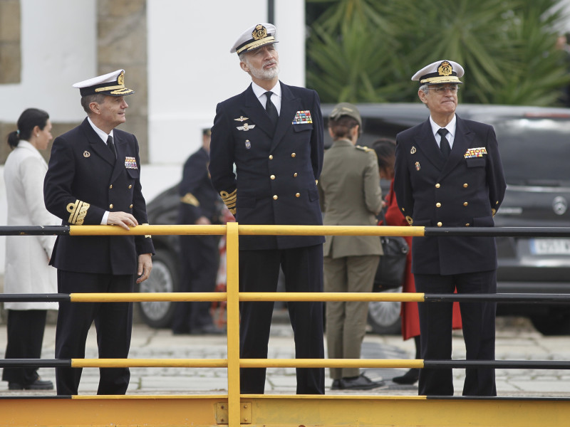 Felipe VI en su parada ante el dique de la Campana, con Gonzalo Villar y Antonio Piñeiro