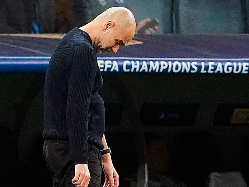 Pep Guardiola, con gesto abatido en el Estadio Santiago Bernabéu tras perder con el Manchester City