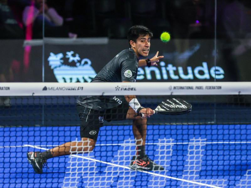 Chingotto Federico (ARG) y Navarro Francisco Paquito (ESP) vistos en acción contra Lucas Bergamini y Victor Ruiz Remedios durante el partido Milan Premier Padel P1 entre Bergamini Lucas (BRA)/Ruiz Victor (ESP) Vs Chingotto Federico (ARG)/Navarro Francisco (ESP) en el Allianz Cloud Arena