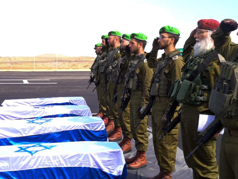 20 de febrero de 2025, Franja de Gaza, Territorios Palestinos: Oficiales de las FDI reciben los ataúdes de cuatro rehenes fallecidos, transferidos de Hamás a las FDI a través de la Cruz Roja dentro de la Franja de Gaza. Los ataúdes, según afirma Hamás, contienen los restos de Shiri Bibas, de 32 años, sus hijos Ariel, de 4 años, y Kfir, de 9 meses, así como Oded Lifshitz, de 83 años. Los restos fueron trasladados a Israel, al Centro Nacional de Medicina Forense del Ministerio de Salud para su identificación definitiva. Los niños Bibas, Ariel y Kfir, de pelo rojo, se han convertido en las víctimas más reconocibles de los ataques terroristas del 7 de octubre de 2023.