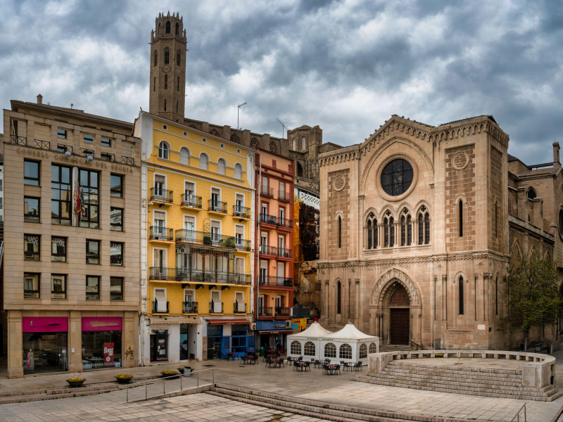 Plaza e iglesia de San Juan en la ciudad de Lérida, Cataluña