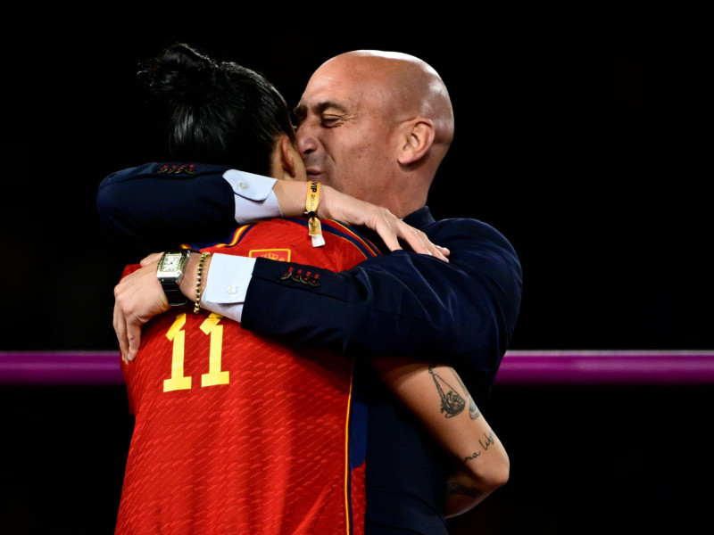 El presidente de la Federación Española de Fútbol (RFEF), Luis Rubiales, besa a Jenni Hermoso después de que España ganara la final de la Copa Mundial Femenina de la FIFA 2023 entre España e Inglaterra en el Estadio Australia en Sídney, Australia