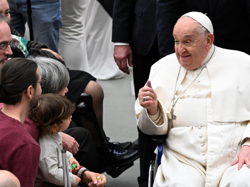 El Papa Francisco saluda a los fieles en el Vaticano