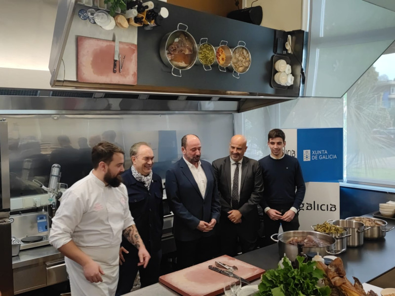 Representantes de Turismo de Galicia, concello de Lalín y el CSHG en la presentación de la Festa do Cocido