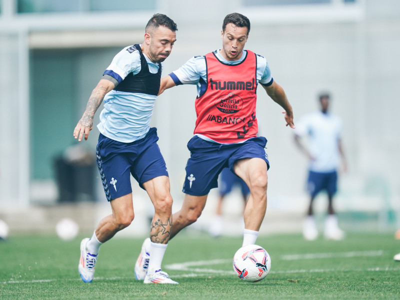 Manquillo pugna con Aspas en un entrenamiento con el Celta