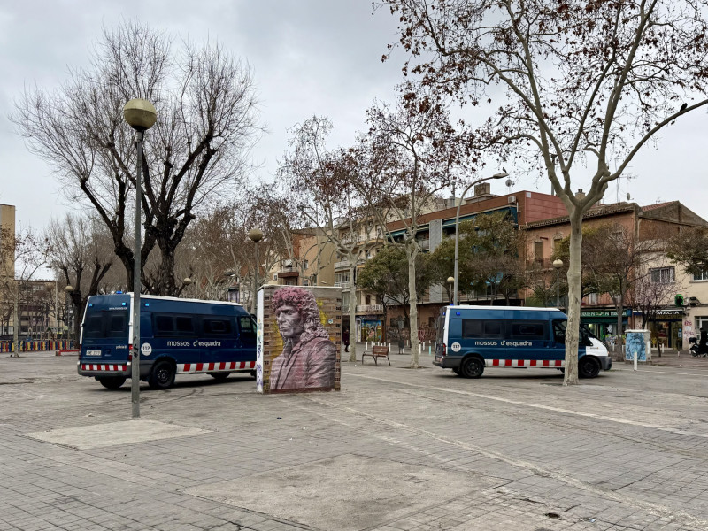 Mossos d'Esquadra en la plaza Camarón de la Isla