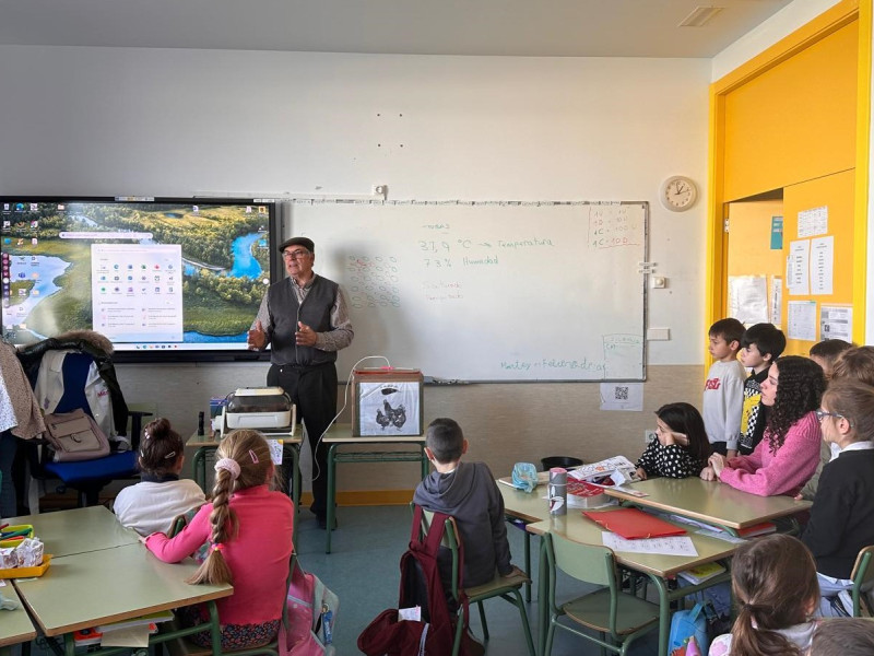 Emilio Martínez, presidente de la Asociación para la Recuperación de la Pita Pinta, con alumnos del Ruiz Tilve