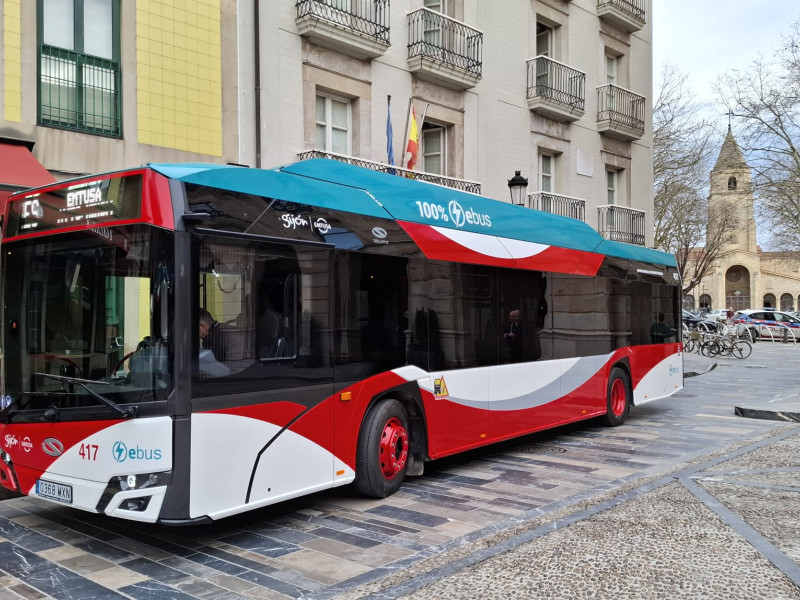 Bus eléctrico de EMTUSA, aparcado en la Plaza Mayor de Gijón