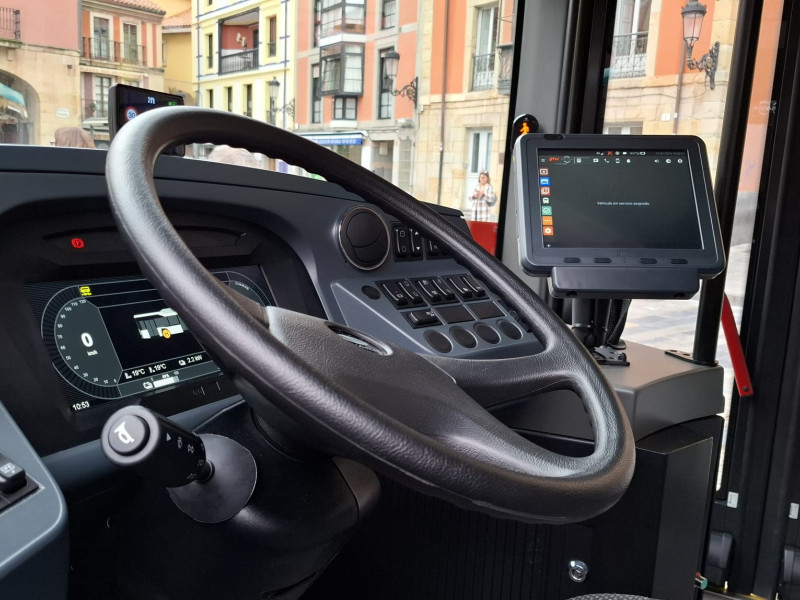 Puesto del conductor de los primeros buses eléctricos de Gijón