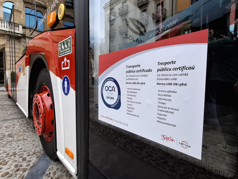 Cartel en uno de los nuevos buses eléctricos de Gijón