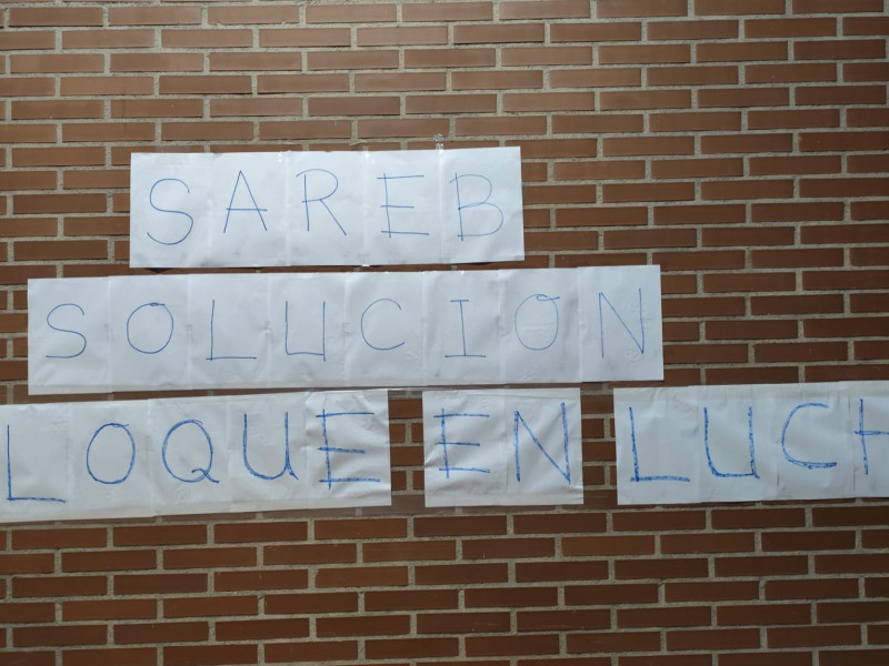 Carteles de los vecinos del edificio propiedad de la Sareb en la calle Río Piloña de Gijón