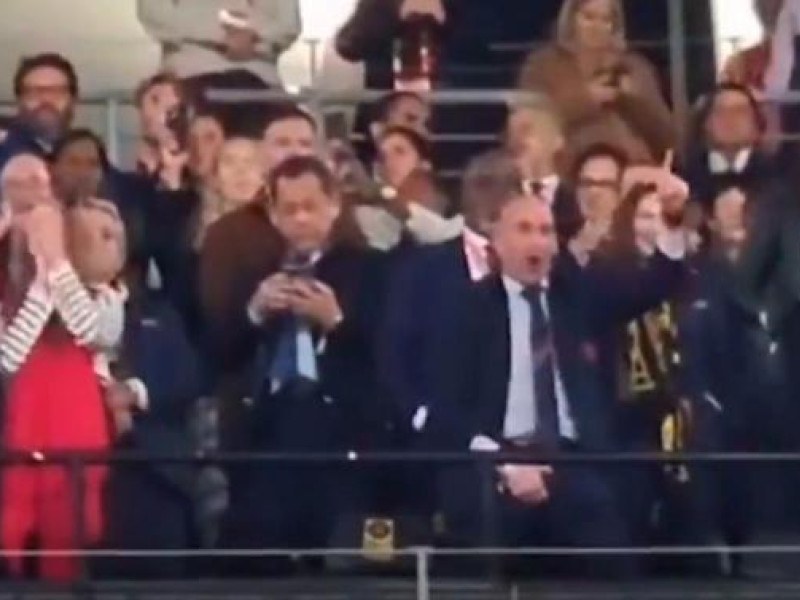 Luis Rubiales se toca los genitales en el palco del estadio de Sídney.