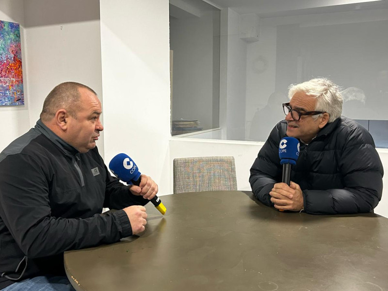 Fernando de Haro charla con varios ucranianos que viven en Madrid