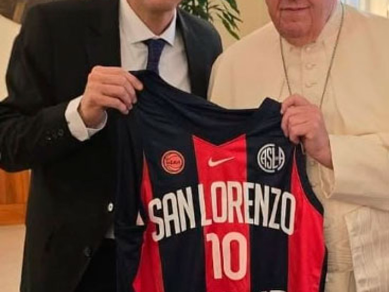 El Papa Francisco con la camiseta de San Lorenzo