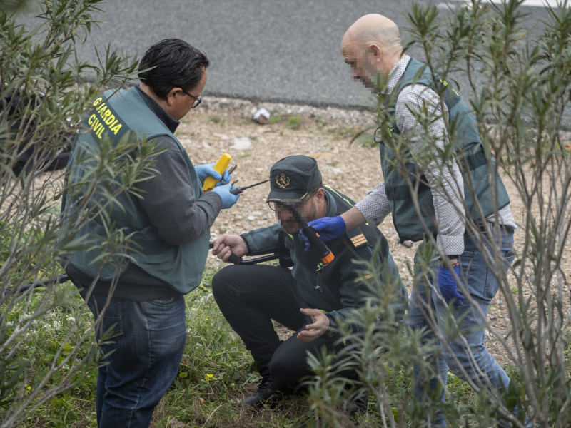 Agentes de la Guardia Civil en el lugar donde ha sido hallado muerto el exalcalde de Gandia, Arturo Torró, a 20 de febrero de 2025, en Xeresa, Valencia