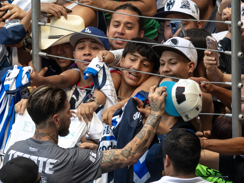 Sergio Ramos firma autógrafos al finalizar su primer entrenamiento como jugador de Rayados.