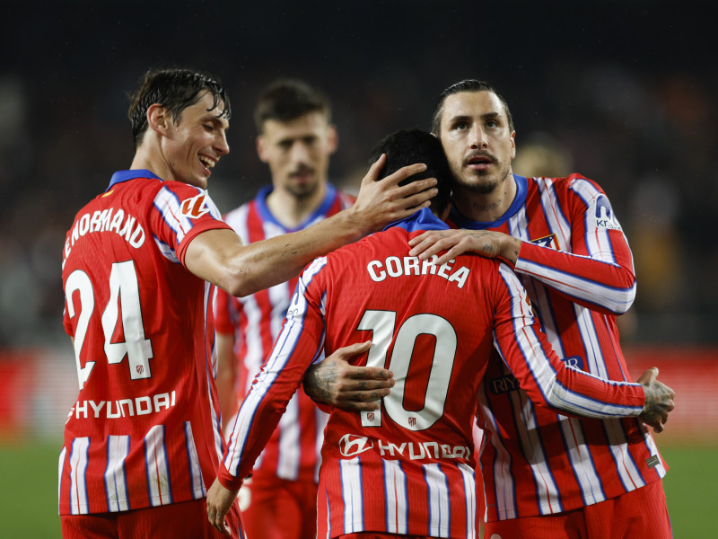 Correa celebra con sus compañeros el tercer gol del Atlético de Madrid