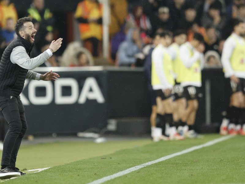 Carlos Corberán da instrucciones a sus jugadores durante el Valencia - Atlético de Madrid.