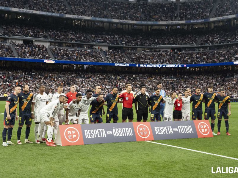 Los jugadores del Real Madrid y Girona posan junto al lema de los árbitros