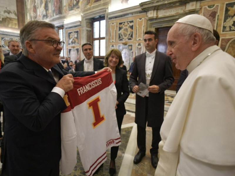 La Federación Internacional de Hockey Hielo visita al Papa Francisco