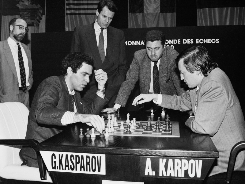 Anatoly Karpov y Garry Kaspárov disputando una partida de ajedrez durante la final de un Campeonato del Mundo en Sevilla