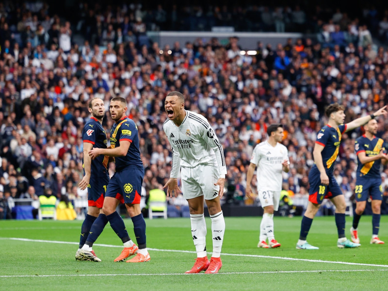 Kylian Mbappé del Real Madrid reacciona durante el partido de fútbol de la Liga española, LaLiga EA Sports, disputado entre el Real Madrid y el Girona FC en el estadio Santiago Bernabéu el 23 de febrero de 2025, en Madrid, España