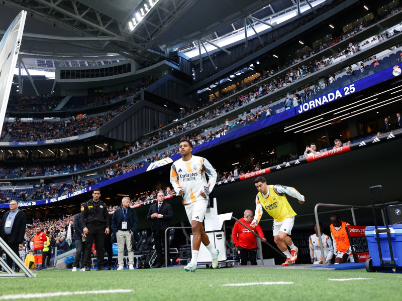 Rodrygo Goes y Brahim Díaz del Real Madrid ingresan al campo durante el partido de fútbol de la Liga española, LaLiga EA Sports, disputado entre el Real Madrid y el Girona FC en el estadio Santiago Bernabéu el 23 de febrero de 2025, en Madrid, España